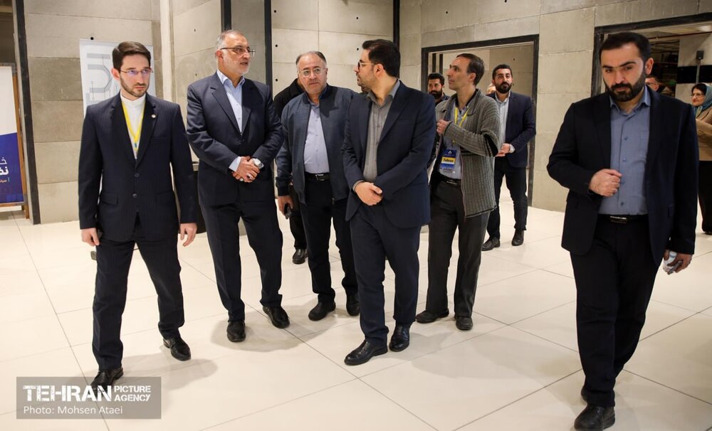 بازدید شهردار تهران از نمایشگاه شرکت‌های دانش‌بنیان در اجلاس شهری ۲۰۲۵